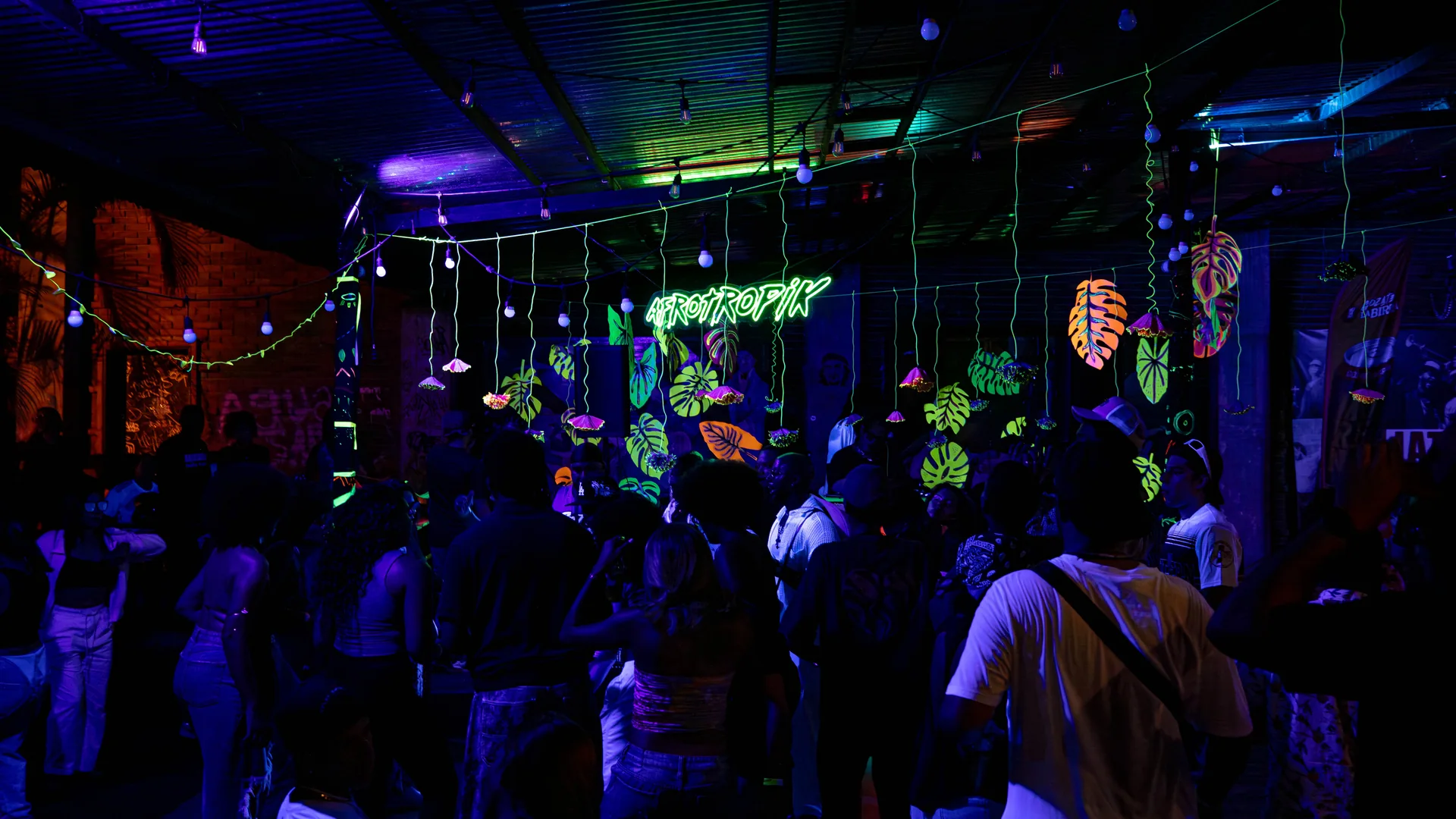 La comunidad de Afrotropik bailando bajo luces de colores en Caracas